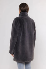 Lade das Bild in den Galerie-Viewer, Mantel Kunstfell Rino&Pelle
