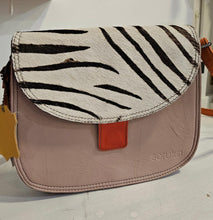 Lade das Bild in den Galerie-Viewer, Tasche mit Wechselklappe Soruka