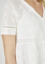 Lade das Bild in den Galerie-Viewer, Kleid aus Spitze mit Unterkleid